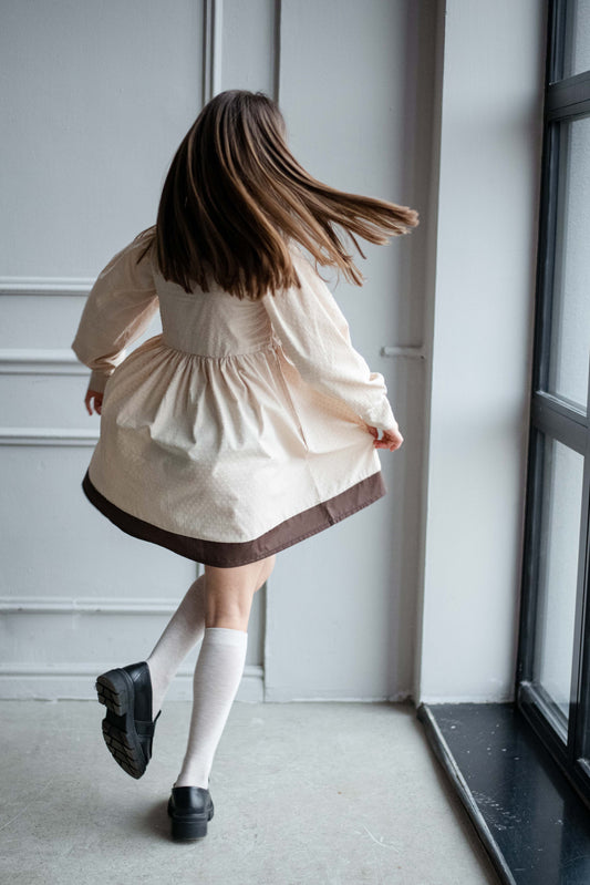 Puošni suknelė ilgomis rankovėmis